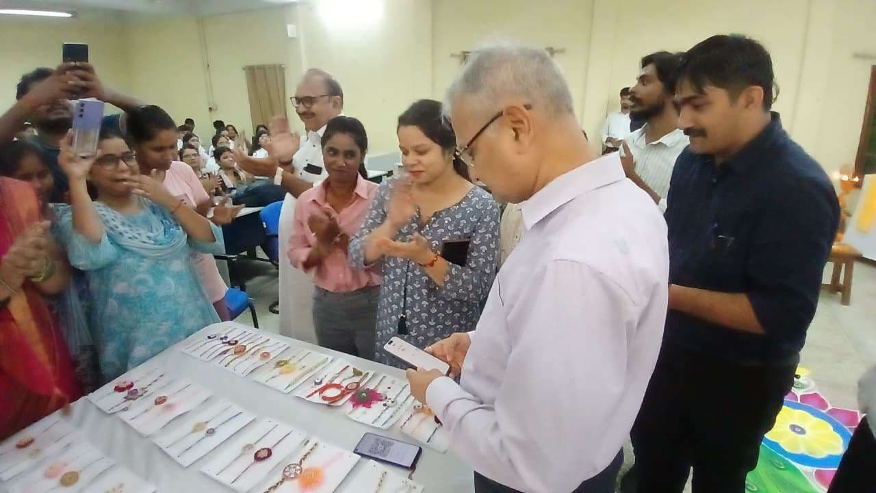 ग्रामीण विकास केंद्र की प्रशिक्षित महिलाओं से वीसी ने खरीदी राखी, बोले- यह मेरे लिए गौरव का पल