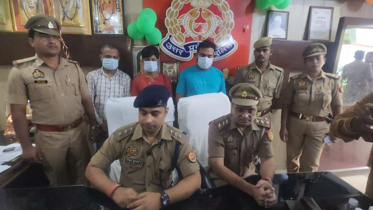 गाड़ी में बैठाकर छिनैती करने वाले तीन आरोपी गिरफ्तार, चेन-ब्रेसलेट और अंगूठी बरामद
