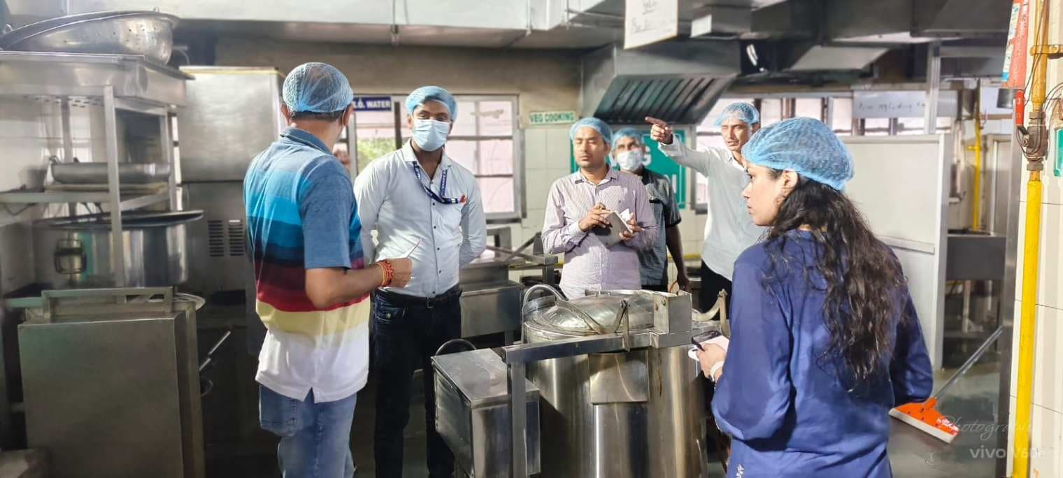 बेस किचन और अमृत भारत एक्सप्रेस की पैंट्री कार का औचक निरीक्षण, खराब मशीनें तत्काल ठीक कराने के निर्देश