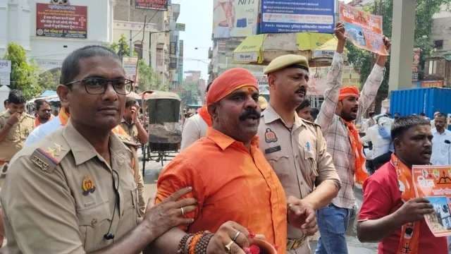वाराणसी में ज्ञानवापी में जलाभिषेक को निकले शिवसैनिकों को पुलिस ने रोका, हिरासत में लिया