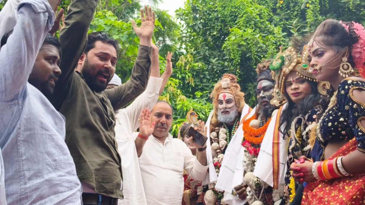 सावन में युवा कांग्रेसियों ने निकाली भव्य शोभायात्रा, शूलटंकेश्वर महादेव मंदिर में किया जलाभिषेक