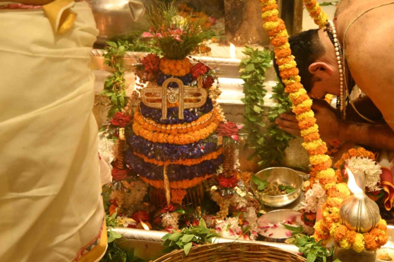 बाबा के दर्शन को उमड़ा सैलाब, सावन के अंतिम सोमवार पर शिवमय हुई काशी