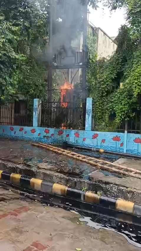 हुकुलगंज में ट्रांसफार्मर में जोरदार ब्लास्ट, गर्म तेल के छींटों से मची अफरा-तफरी