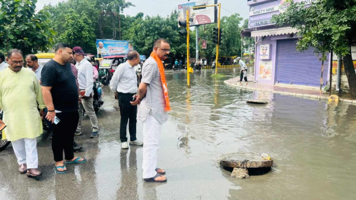 वाराणसी नगर निगम का एक्शन, डेढ़ घंटे में पानी गायब, 11 प्रमुख मार्गों से हटाए गए गिरे पेड़