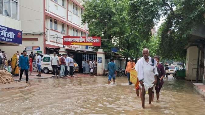 बीएचयू अस्पताल बना तालाब, कमर भर पानी, कंधे पर मरीज लेकर पहुंचे ओपीडी व इमरजेंसी