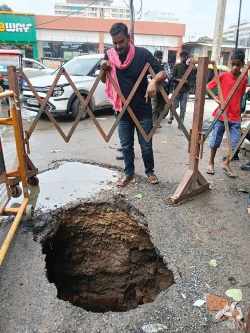 लंका मुख्य मार्ग पर बीएचयू ट्रॉमा सेंटर के पास सड़क धंसी, गड्ढा मुक्त की खुली पोल