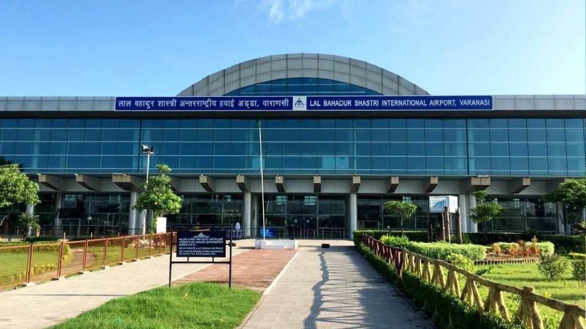 वाराणसी एयरपोर्ट पर विमान यात्री के पास से 10 लाख बरामद, आयकर अधिकारी कर रहे पूछताछ