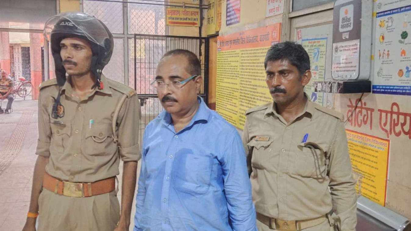 वाराणसी में स्कूल की बदहाली का वीडियो पोस्ट करना पड़ा भारी, आप प्रवक्ता मुकेश सिंह गिरफ्तार