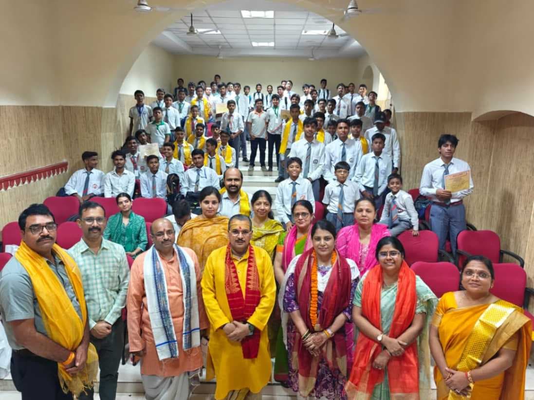 सेण्ट्रल हिन्दू ब्वायज स्कूल में गूंजी देववाणी, हर्षोल्लास से मना संस्कृत दिवस
