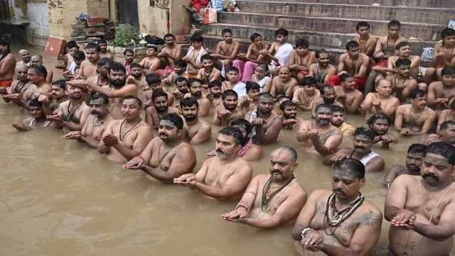 हिमाद्रि संकल्प के साथ द्विजों ने किया श्रावणी उपाकर्म, पूर्णिमा में पतितपावनी के तट पर भूदेवों ने किया 'श्रावणी'....