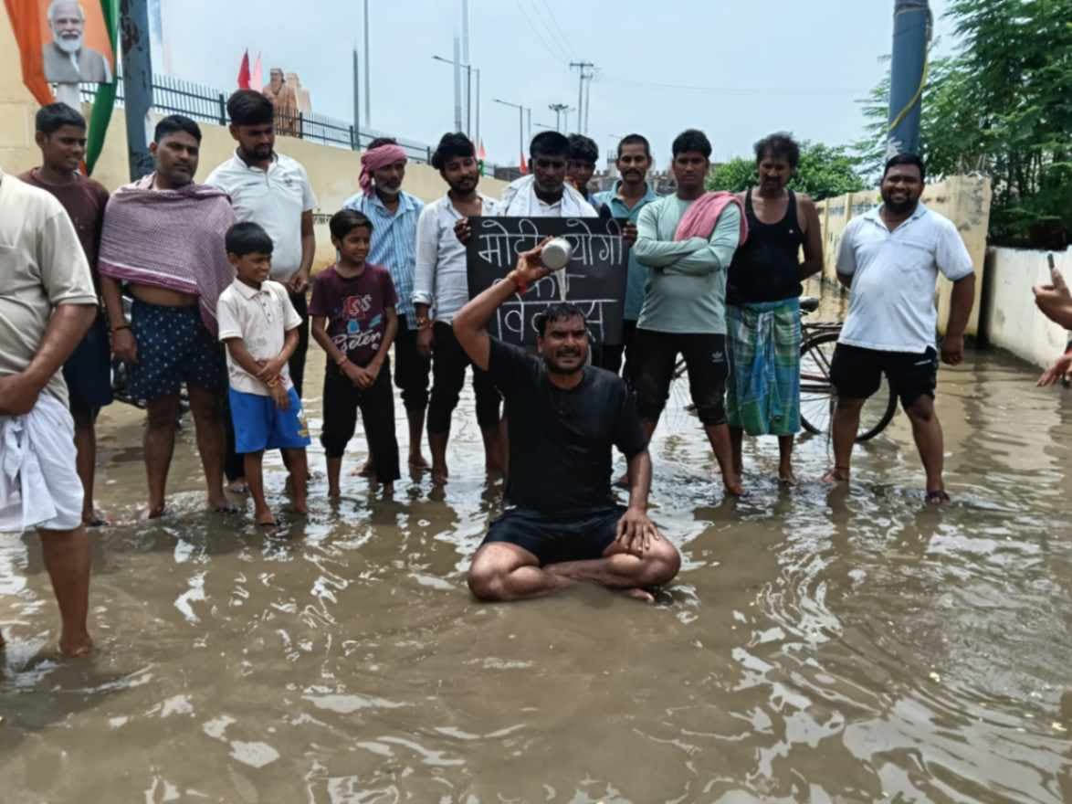 सीवर के पानी में नहाकर सपा नेता ने जताया विरोध, संत रविदास मुख्य मार्ग की बदहाल व्यवस्था पर उठाए सवाल