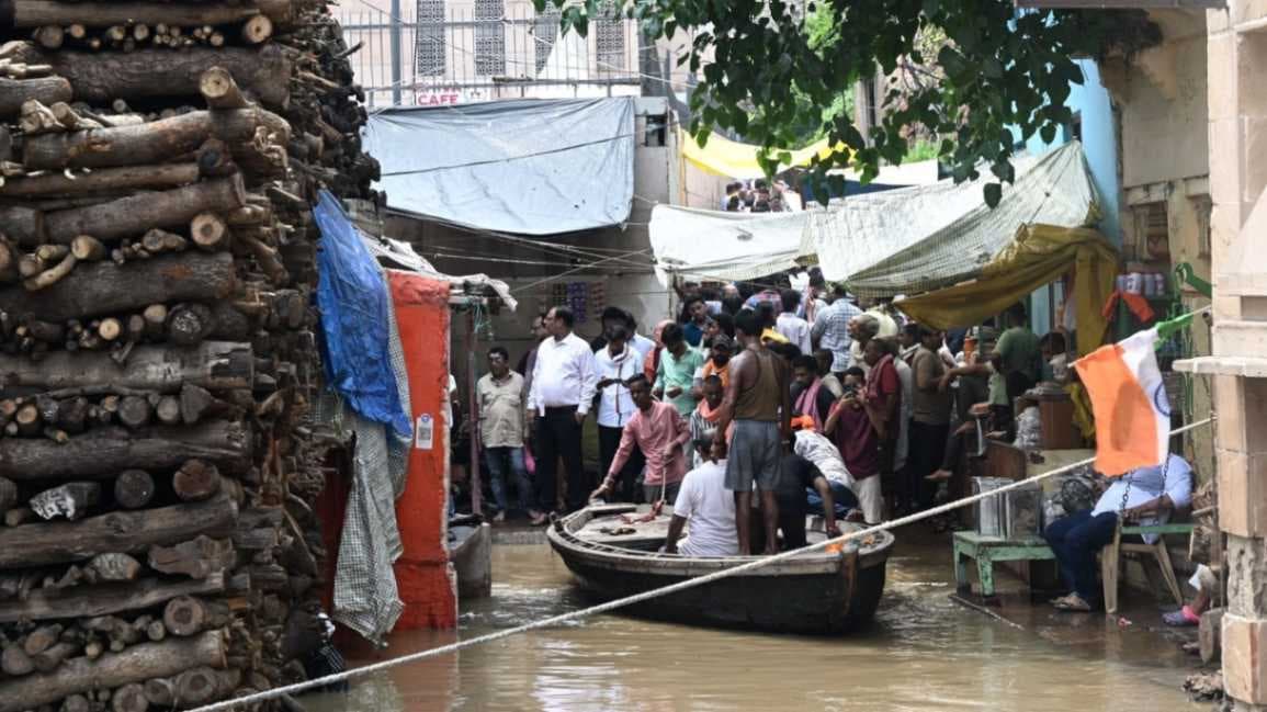 गंगा चली चेतावनी बिंदु की ओर, गलियों में नाव, वरुणा नदी का तटवर्ती इलाका डूबा...