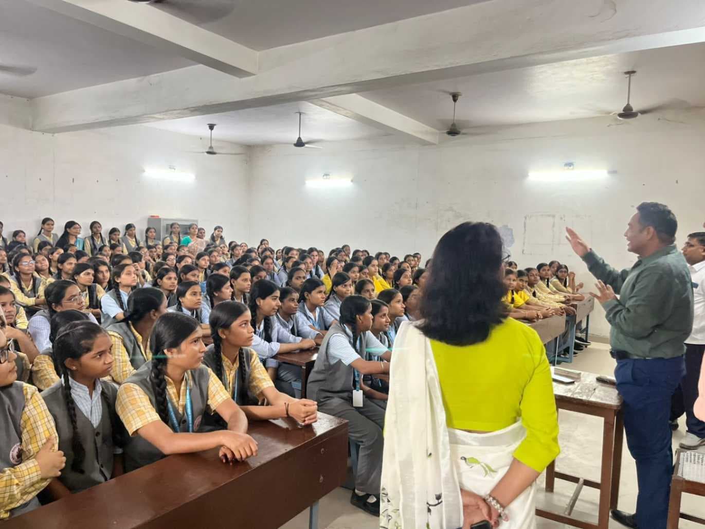 पुलिस का छात्रों से संवाद, समस्याओं एवं जिज्ञासाओं को खुलकर साझा करने को किया प्रोत्साहित...