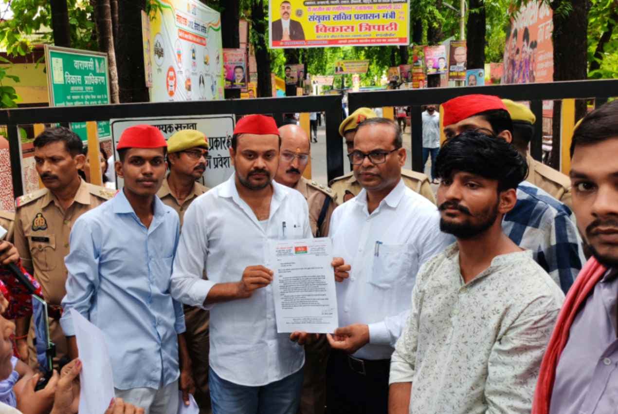 कांशीराम आवास में हादसों और जर्जर भवनों पर सपा ने खोला मोर्चा, सौंपा ज्ञापन...