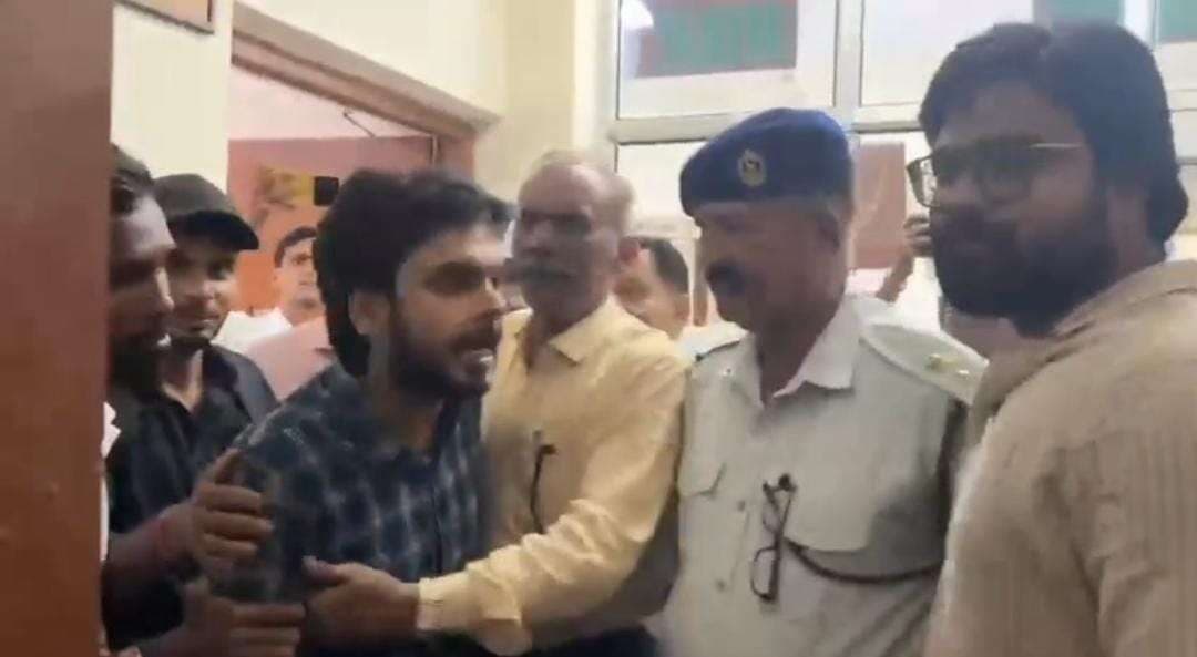 12 दिन बाद भी ज्ञापन पर जवाब नहीं मिलने से छात्रों में आक्रोश, वीसी कार्यालय में धरने पर अड़े छात्र