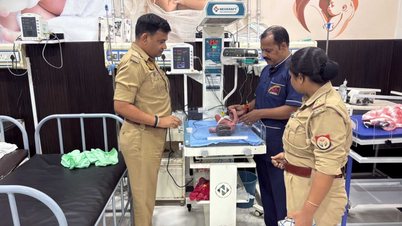 खेत में फेंके मिले नवजात की रोहनिया थाना प्रभारी ने बचाई जान, इंसानियत की मिसाल बने इंस्पेक्टर राजू सिंह