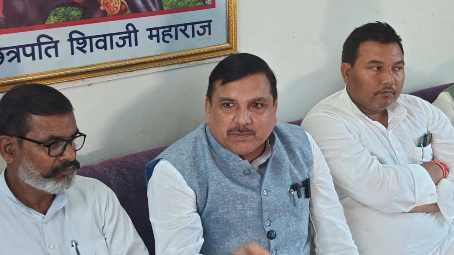 वाराणसी में संजय सिंह प्रशासन पर हुए हमलावर, कहा - 'कोनिया स्कूल कागजों में चालू, मौके पर बंद'