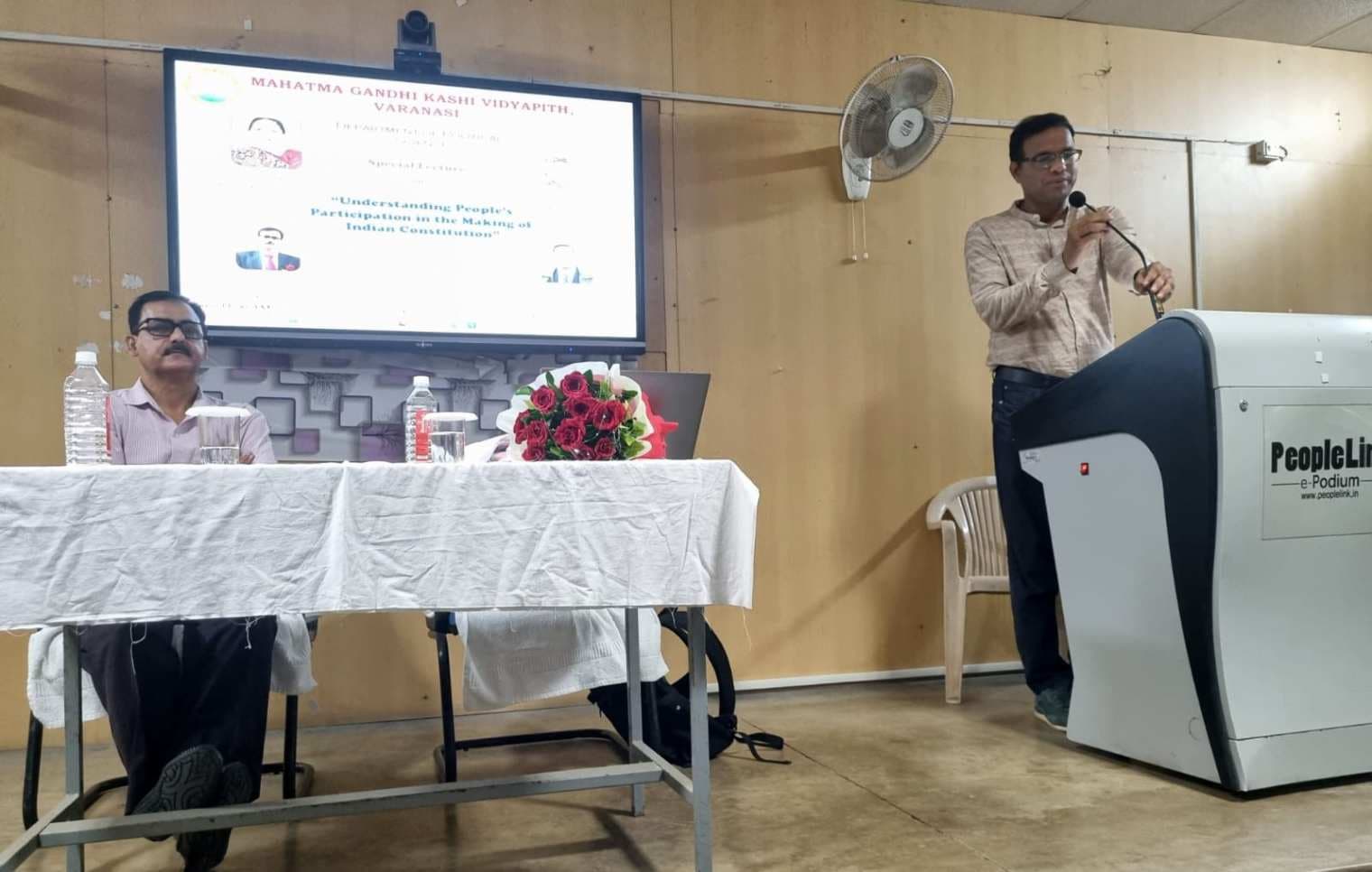 काशी विद्यापीठ में विशेष व्याख्यान, बोले मुख्य वक्ता - संविधान केवल किताब नहीं, जनता की आकांक्षाओं का दस्तावेज है