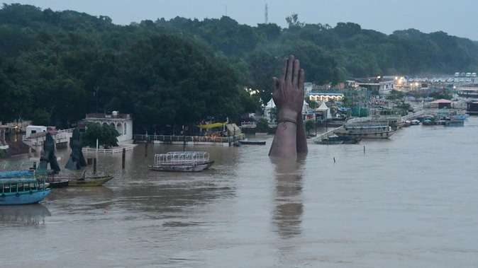 गंगा खतरे के निशान की ओर, वरुणा का पानी घरों में घुसा, तटवर्ती इलाके बेहाल