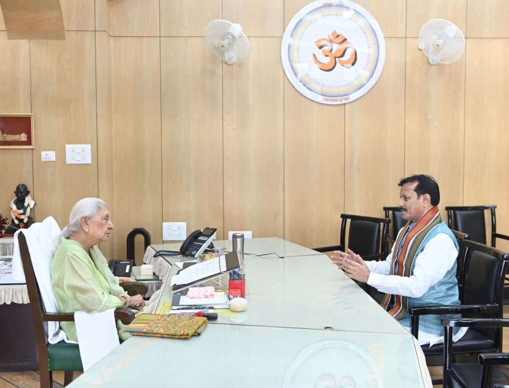 राज्यपाल आनंदीबेन पटेल से कुलपति प्रो. बिहारी लाल शर्मा की शिष्टाचार भेंट