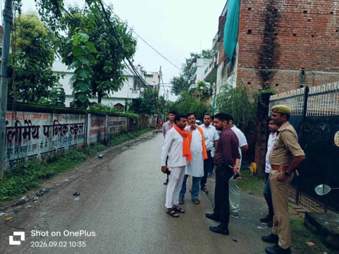 बारिश के बीच नगर आयुक्त ने किया वृहद निरीक्षण, कच्चे नाले को पक्का करने और नई ड्रेनेज लाइन बिछाने के निर्देश....