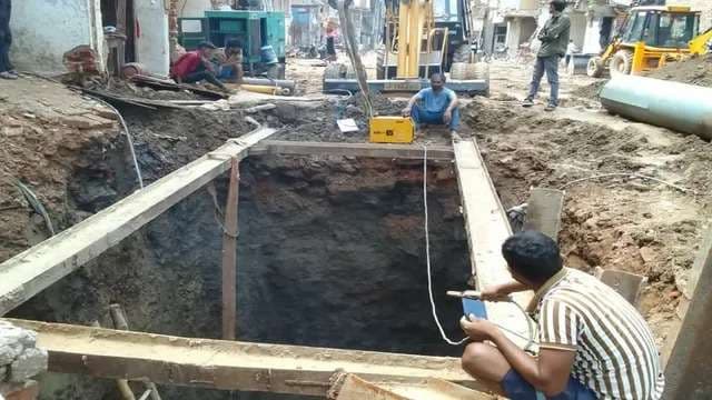 दालमंडी में सीवर का काम शुरू, भूमिगत पाइपलाइन डालने के बाद बनेगी सड़क...