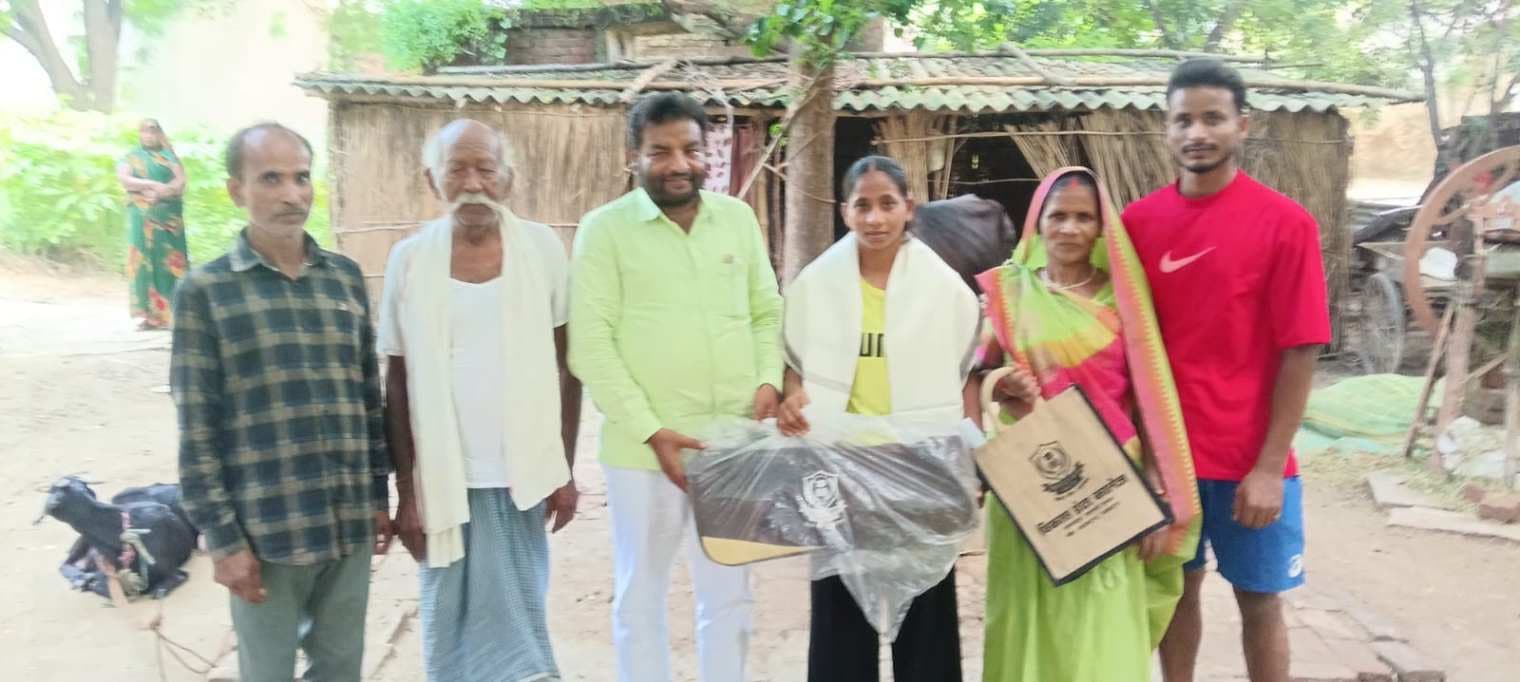 चीन से गोल्ड मेडल लेकर लौटी हाकी खिलाड़ी मधु को किया गया सम्मानित ...