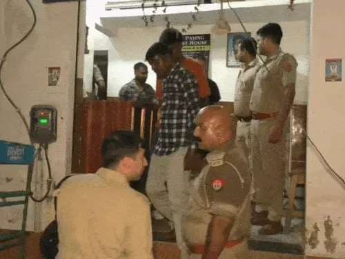 देह व्यापार की सूचना पर पुलिस ने गेस्ट हाउस में मारा छापादेह व्यापार की सूचना पर पुलिस ने गेस्ट हाउस में मारा छापा