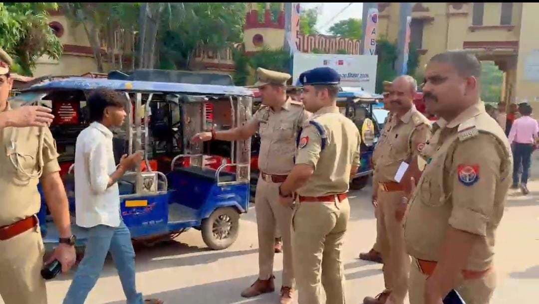 मालवीय चौराहे पर अवैध पार्किंग पर कार्रवाई, 20 से अधिक टोटो सीज
