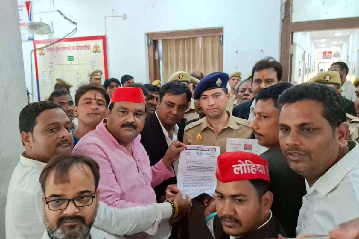 अखिलेश यादव के खिलाफ पोस्टर से सियासी उफान, सपा कार्यकर्ताओं ने पत्रक सौंप कर उठाई ये मांग