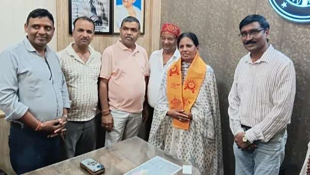 हिन्दू बुनकर कल्याण समिति का प्रतिनिधिमंडल उपायुक्त से मिला, "बनारस ब्रांड" विकसित करने का आया सुझाव