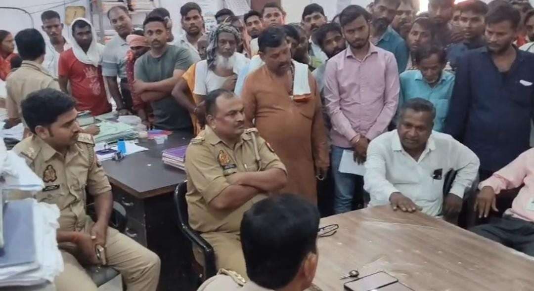 रामनगर चौक से किला रोड तक अतिक्रमण को लेकर पुलिस ने स्ट्रीट वेंडरों के साथ की बैठक..