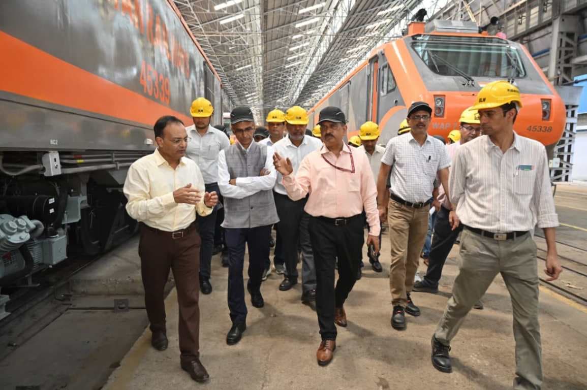 रेलवे बोर्ड के सदस्य (ट्रैक्शन) ने किया बरेका का दौरा, लोको निर्माण प्रक्रिया और संरक्षा मानकों का लिया जायजा