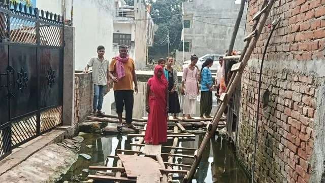 वाराणसी में मंत्री के क्षेत्र में लकड़ी का पुल बना आवागमन का सहारा, जलभराव से जीना दुष्कर