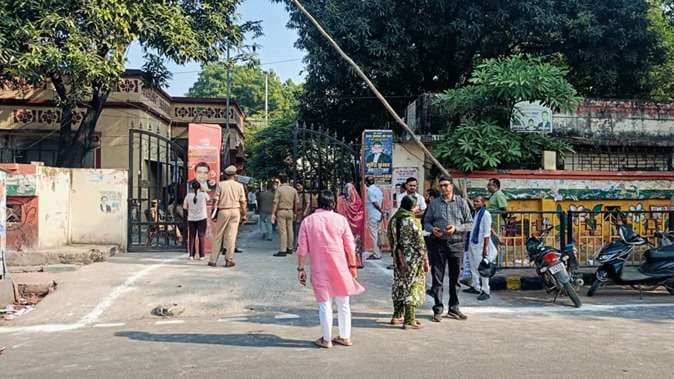 स्नातक-शिक्षक एमएलसी चुनाव: तीन घंटे में शिक्षक के 19.13 और स्नातक में हुए 10.12 फीसदी मतदान