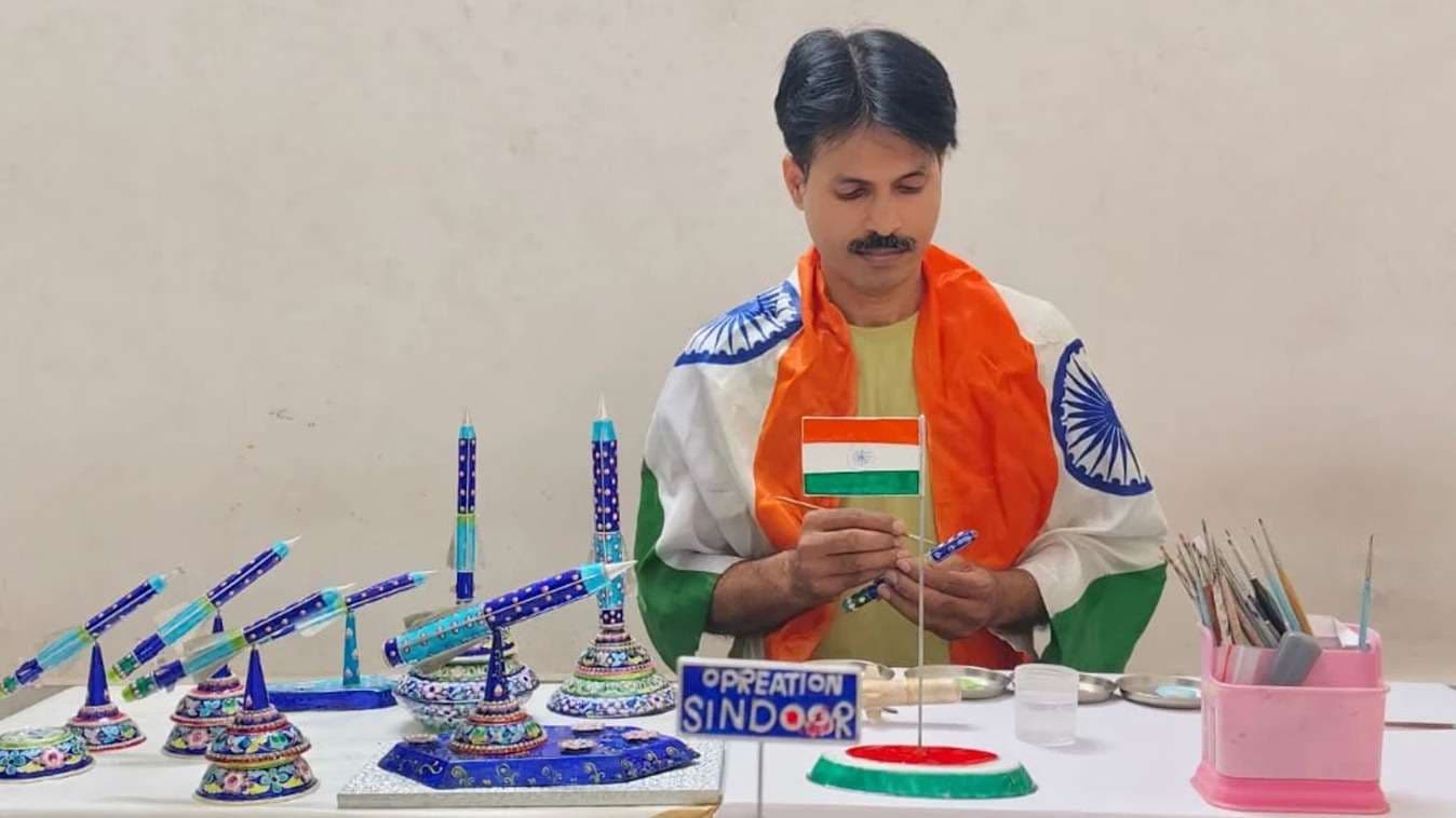 एयर शो से प्रेरित होकर काशी के शिल्पकार ने बनाया चांदी का राफेल, विदेशों से मिले 100 ऑर्डर