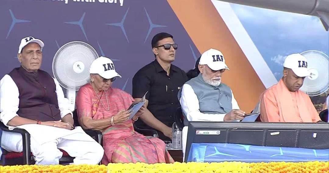 आसमान में फाइटर विमानों की गर्जना से गूँज उठी काशी, पीएम गदगद, लाखों लोग हुए रोमांचित