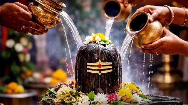 धूम-धाम से मनाया जा रहा महाशिवरात्रि पर्व, इस मंत्र का करें जप