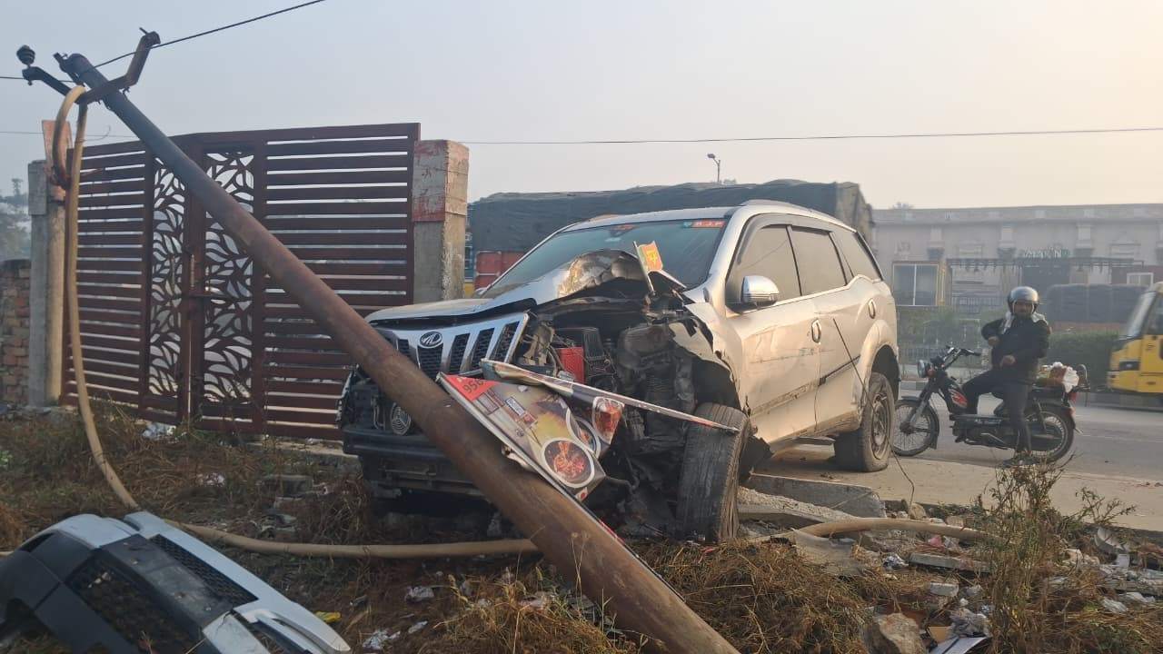 वाराणसी में कंटेनर से धक्का लगने के बाद तेज रफ्तार कार खंभे और दीवार से टकराई