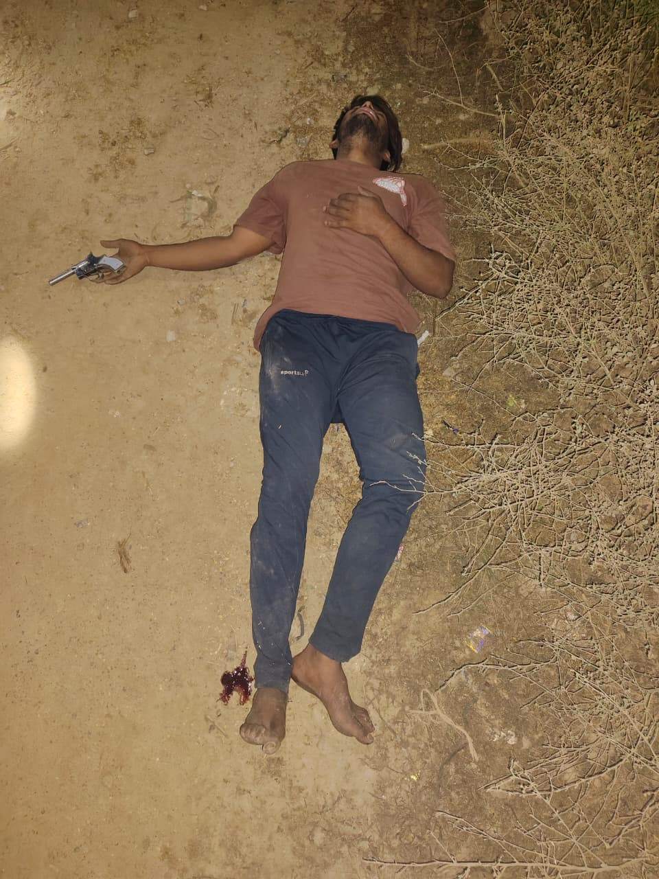 घर में घुसकर लूट करने वाला बदमाश मुठभेड़ में गिरफ्तार, तमंचा और जेवर बरामद