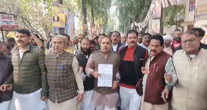 मणिकर्णिका घाट विवाद पर राजनीति गरम, जिला मुख्‍यालय पर कांग्रेसियों ने सौंपा ज्ञापन