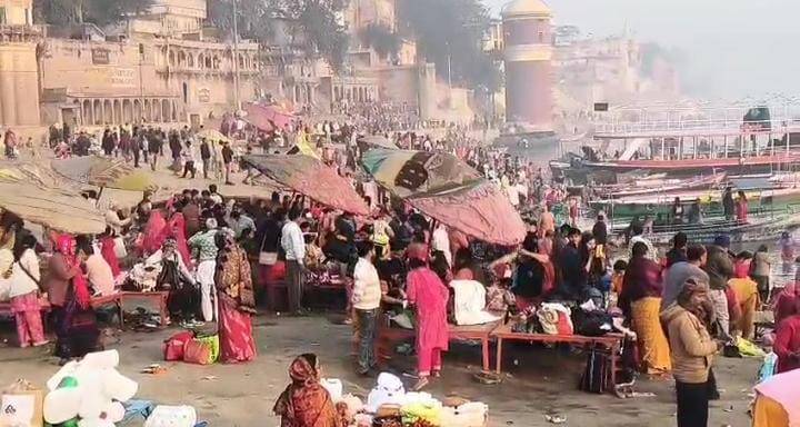 मौनी अमावस्या पर काशी के 84 घाटों पर उमड़ा आस्था का सैलाब, लाखों श्रद्धालुओं ने किया गंगा स्नान