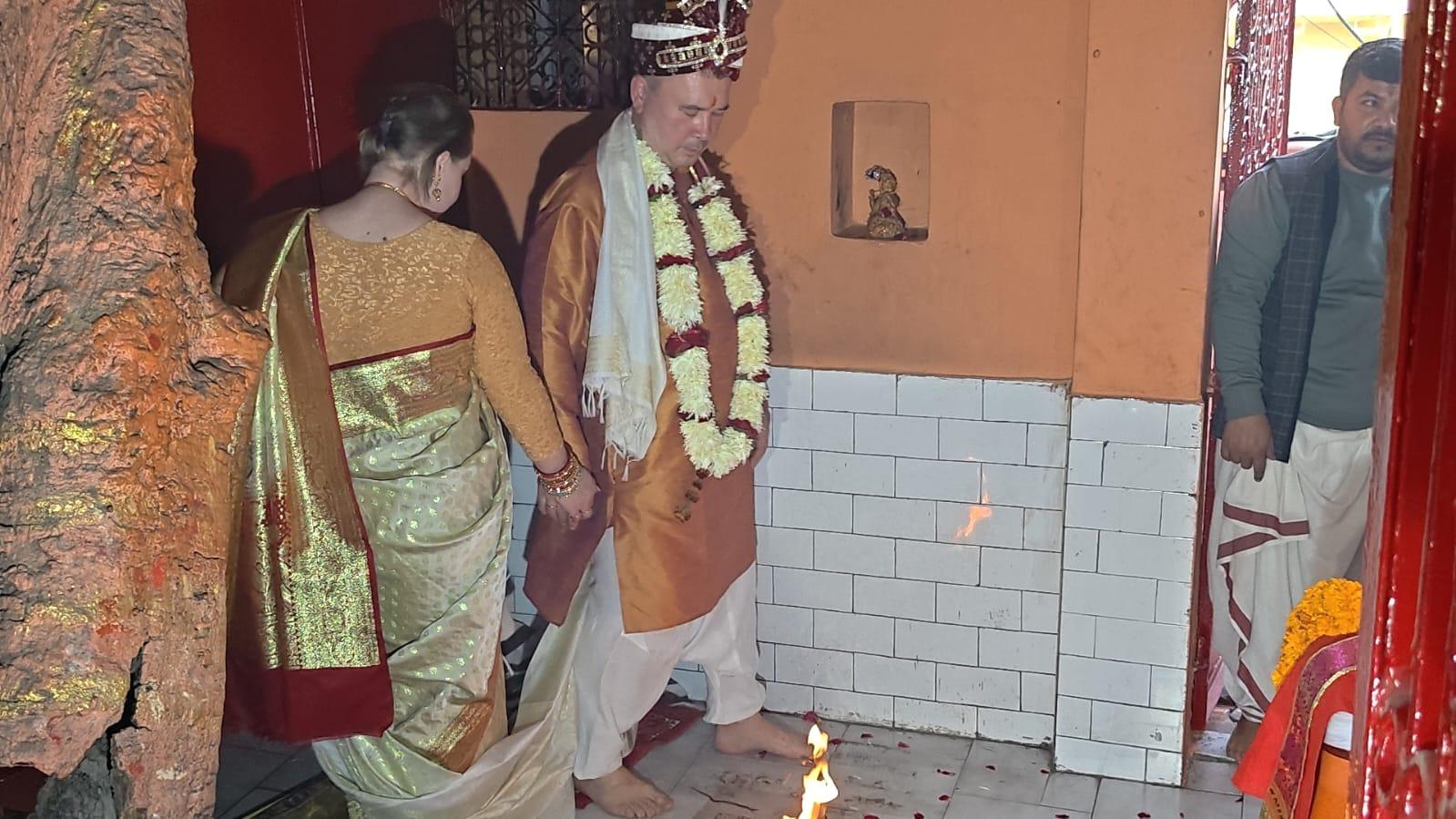 वाराणसी में रशियन जोड़े ने हिंदू रिति रिवाज से की शादी, साथ जीने मरने की खाई कसमें