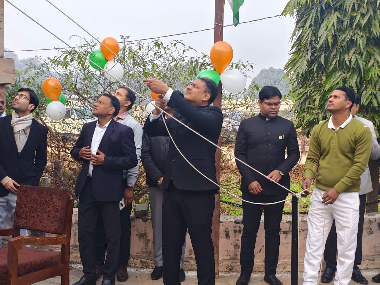 मंडलायुक्त व जिलाधिकारी ने गणतंत्र दिवस पर किया ध्वजारोहण, संविधान की दिलाई शपथ